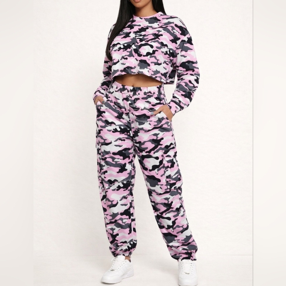 NWT By Egreis Camo 2 Piece Jogger And Cropped Pullover Set Size Medium